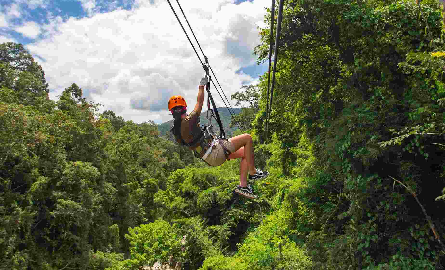 Experiencia en tirolesa en Belice a través de la selva tropical.